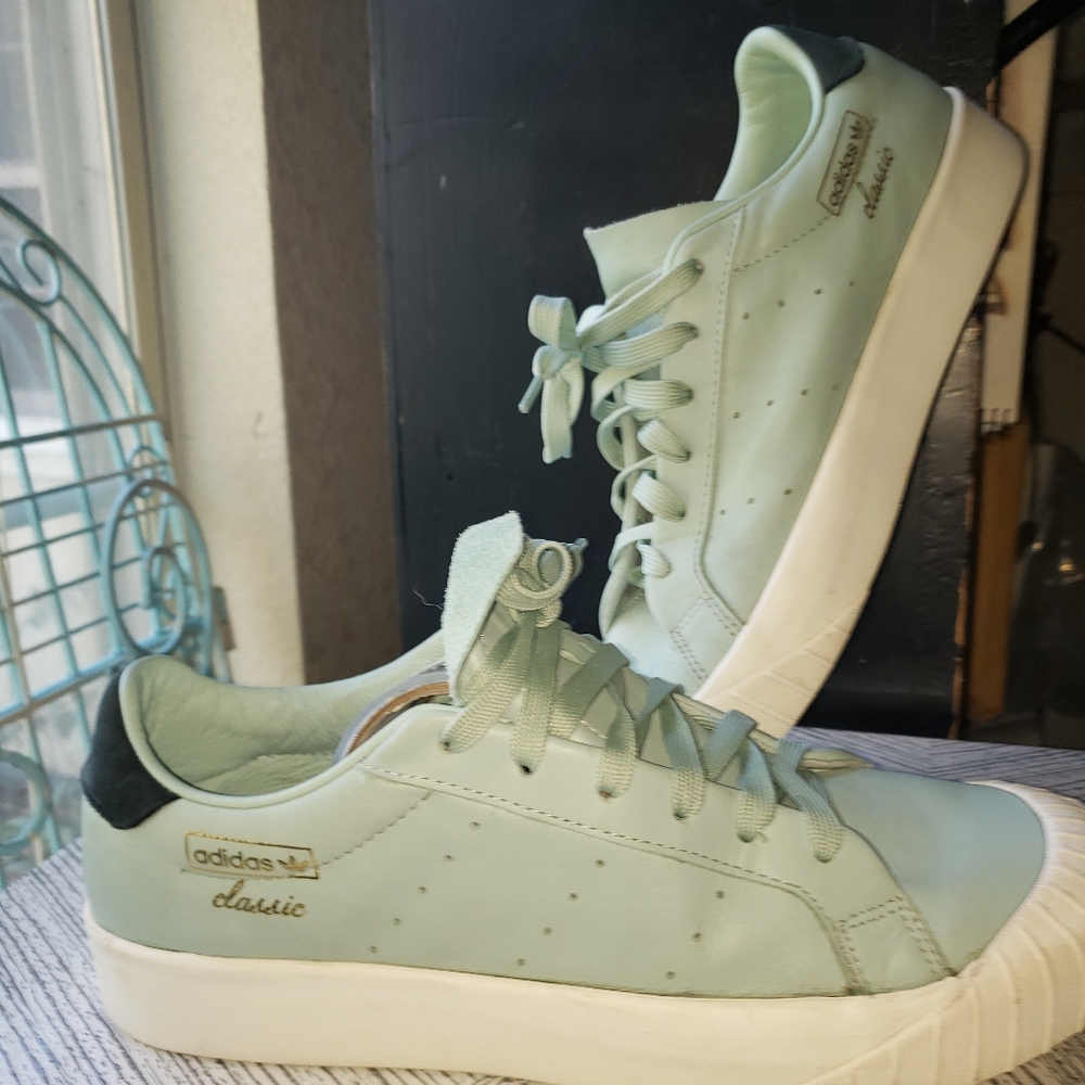 ADIDAS CLASSIC STAN SMITH SHOES A HERITAGE ADIDAS SHOE W GOLD ACCENTS ON PASTEL